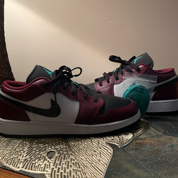 Air Jordan 1 low SE “dark beetroot”. Like new! EUC - Picture 2 of 13